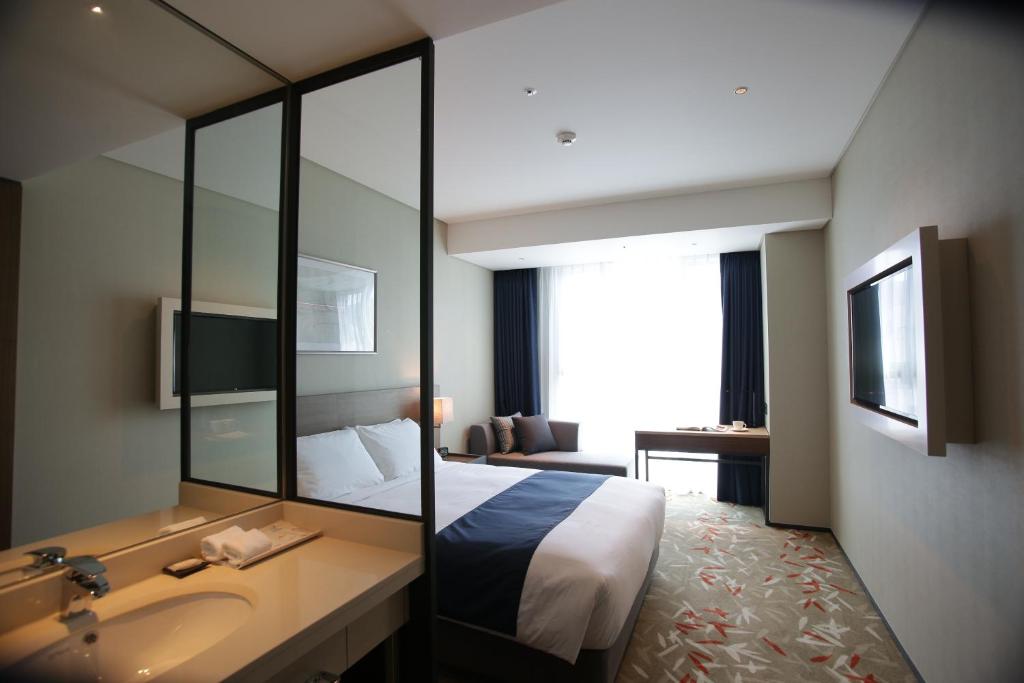 Postel nebo postele na pokoji v ubytování ASTI Hotel Busan Station
