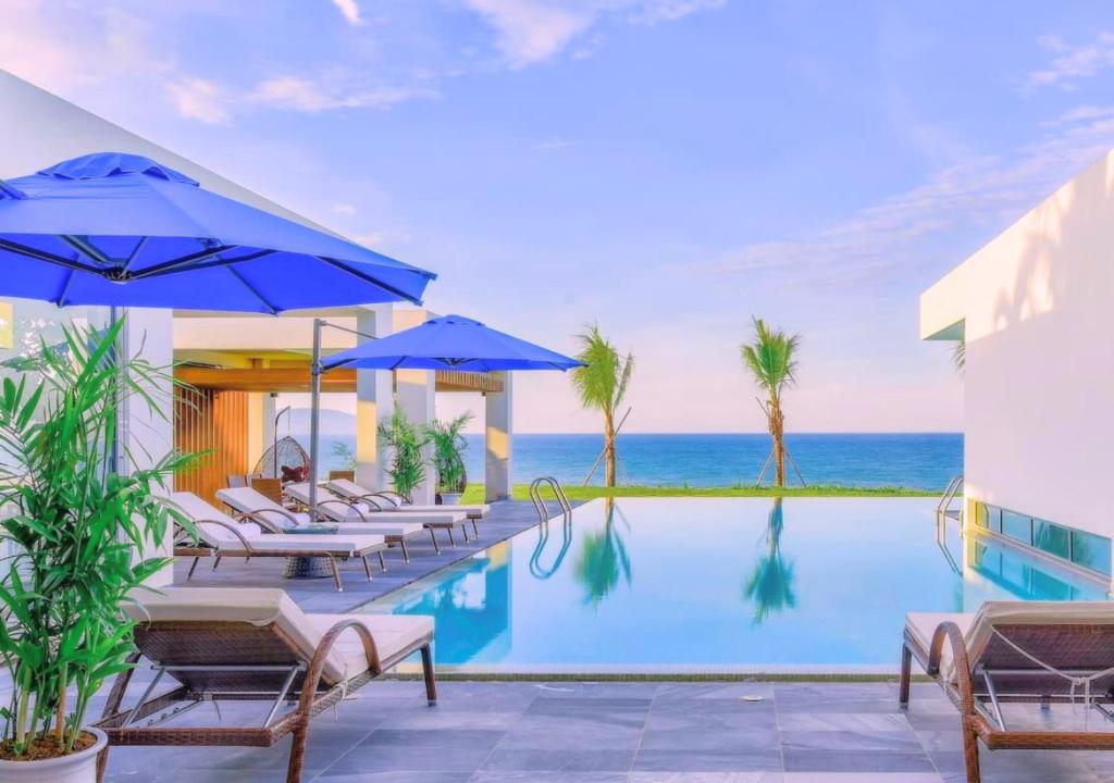 Bazén v ubytování Deluxe Beachside Resort Danang nebo v jeho okolí