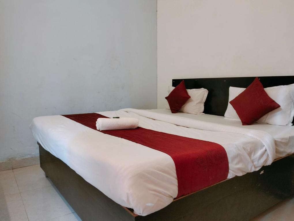 Un pat sau paturi într-o cameră la The Champ Palace