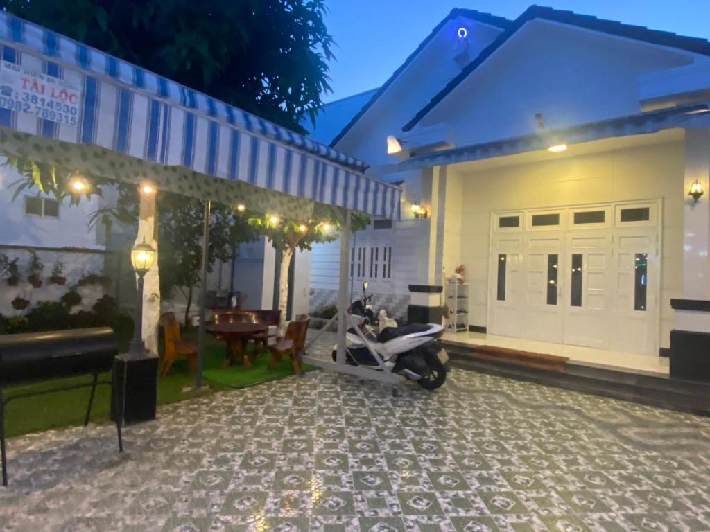 un scooter estacionado frente a una casa en Villa homestay Misa, en Phan Thiet