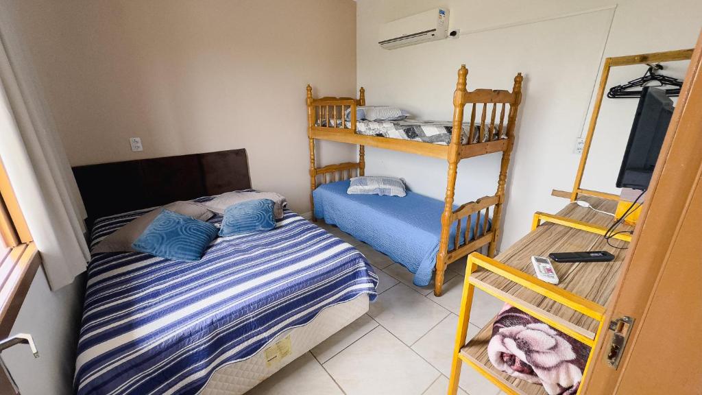 Двох'ярусне ліжко або двоярусні ліжка в номері Bella Praia apartamento Golfinho