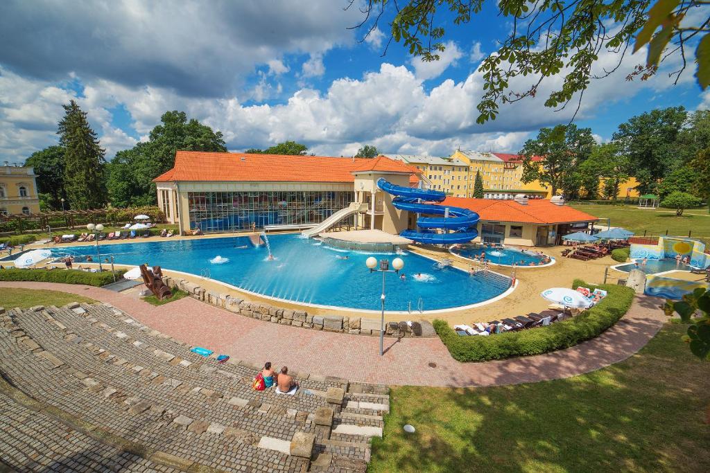 einem großen Pool vor einem Gebäude in der Unterkunft Spa Resort PAWLIK-AQUAFORUM in Franzensbad