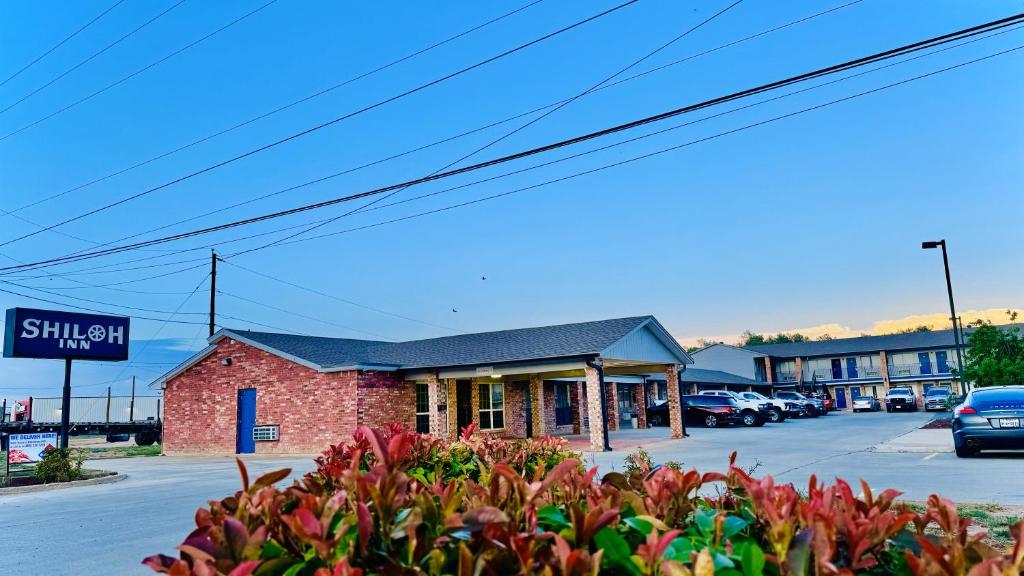 a building on the corner of a street at Shiloh Inn Lamesa in Lamesa