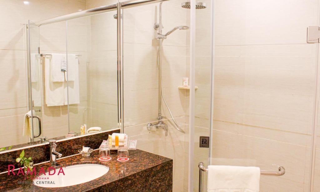 Koupelna v ubytování Ramada by Wyndham Manila Central