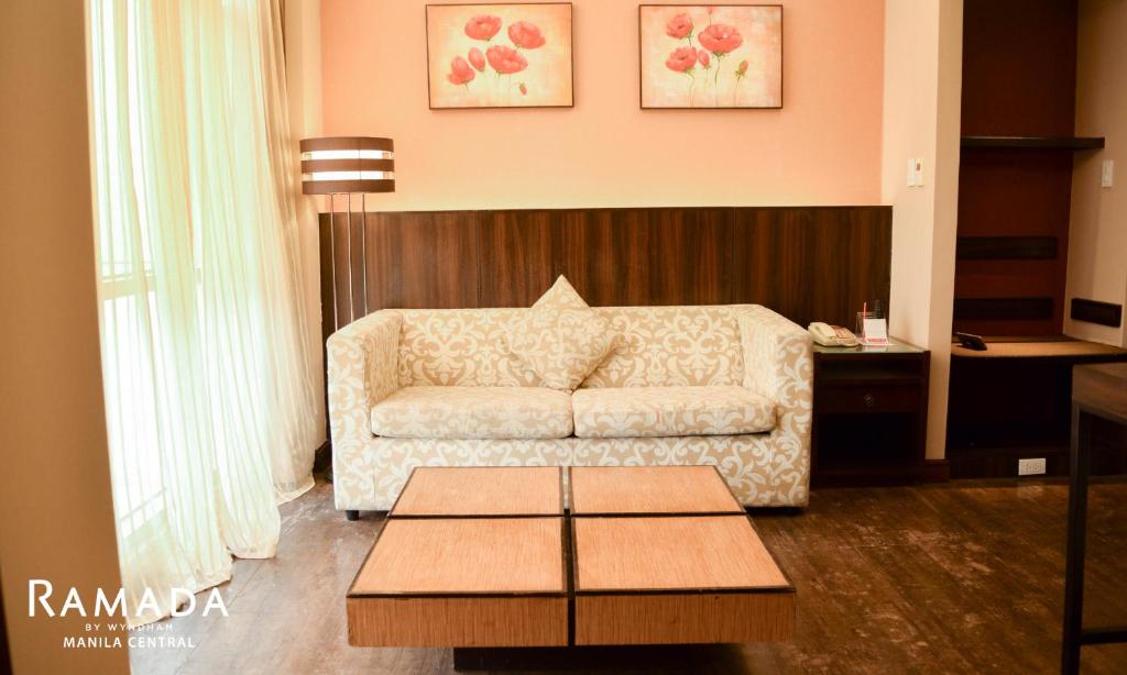 Posezení v ubytování Ramada by Wyndham Manila Central