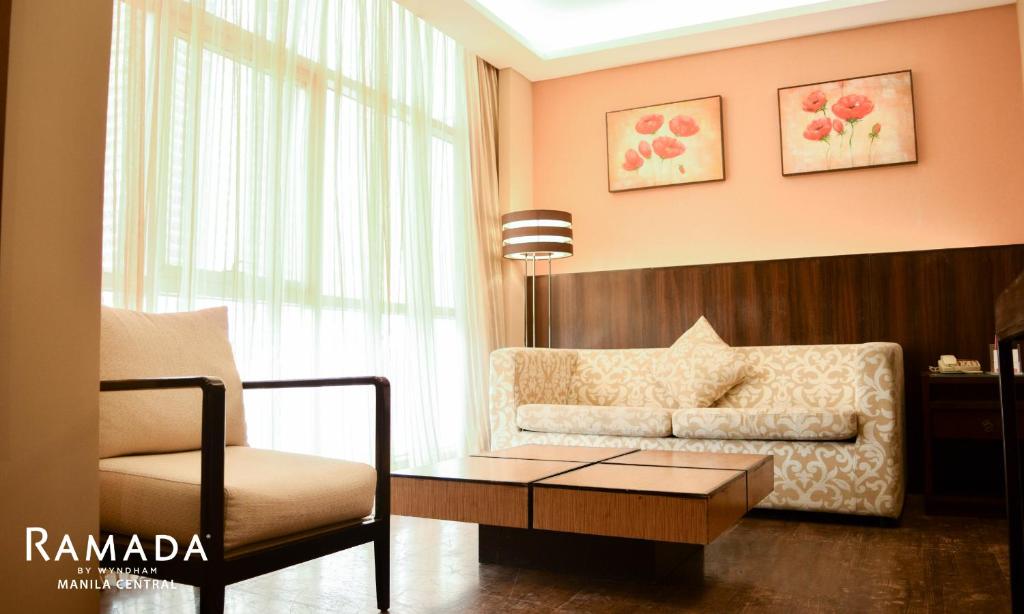 Posezení v ubytování Ramada by Wyndham Manila Central