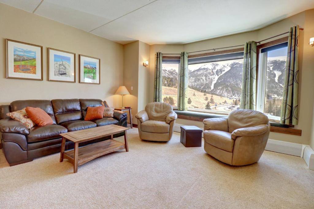 ein Wohnzimmer mit Sofas, Stühlen und einem Tisch in der Unterkunft TL411 Telemark Lodge studio in Copper Mountain