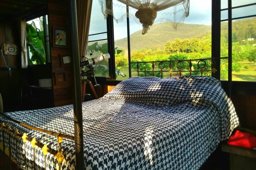 Postel nebo postele na pokoji v ubytování Napahong Treehouse นาป่าฮง