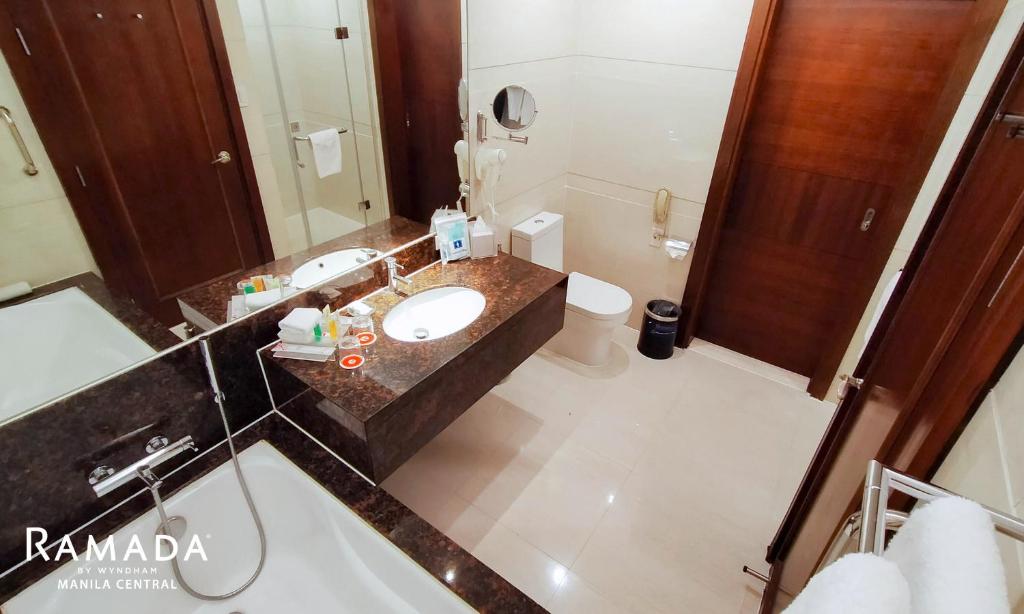Koupelna v ubytování Ramada by Wyndham Manila Central