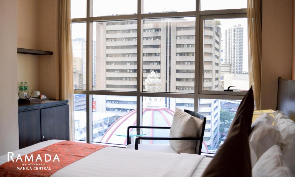 Postel nebo postele na pokoji v ubytování Ramada by Wyndham Manila Central