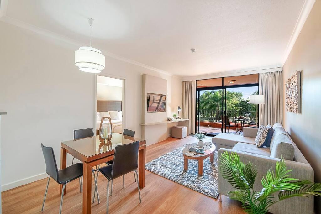 uma sala de estar com um sofá e uma mesa em 'Harbour Highlight' Poolside Living on Esplanade em Darwin