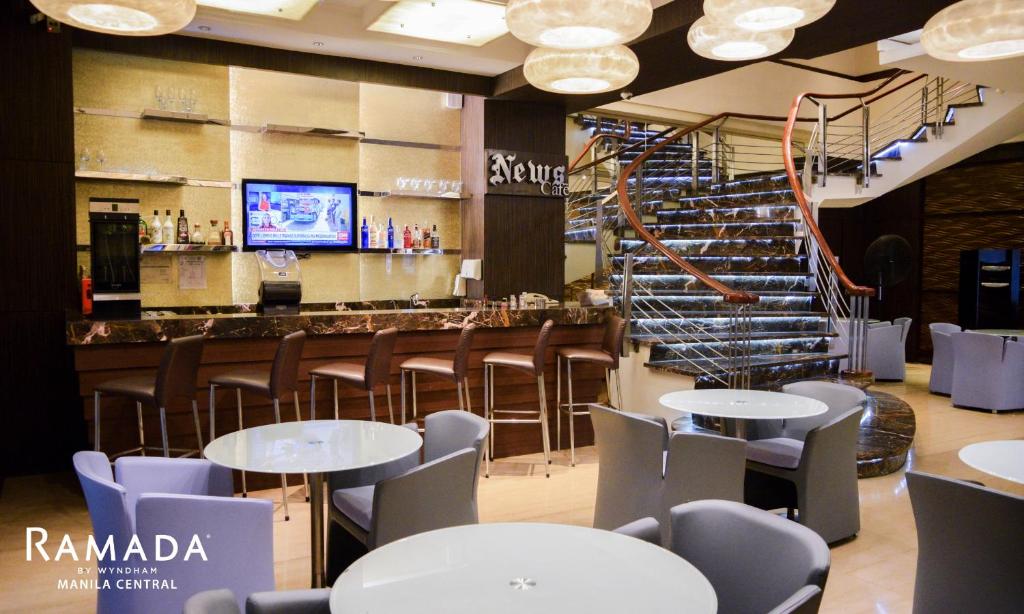 TV a/nebo společenská místnost v ubytování Ramada by Wyndham Manila Central