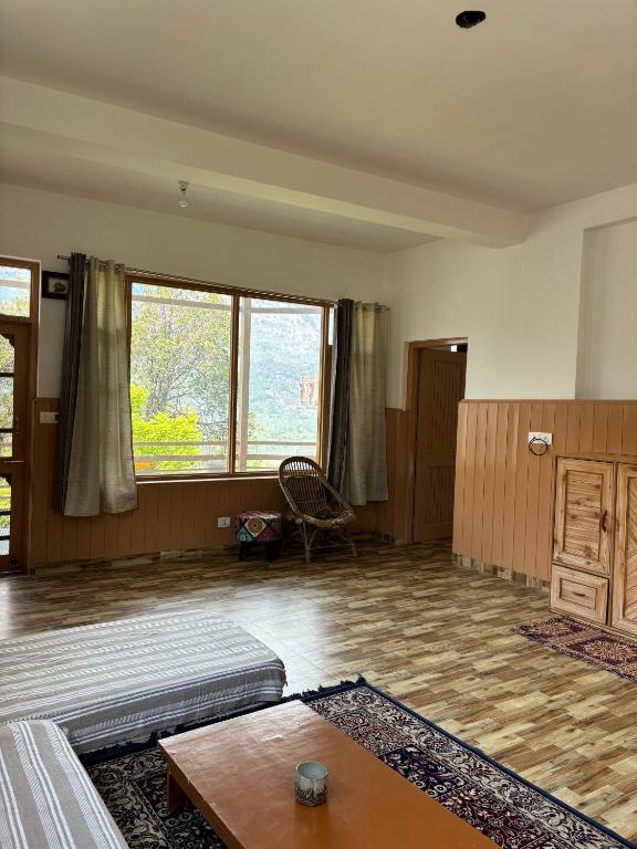 Naggar Manali's Paradise at Chanderlok - Family Room
