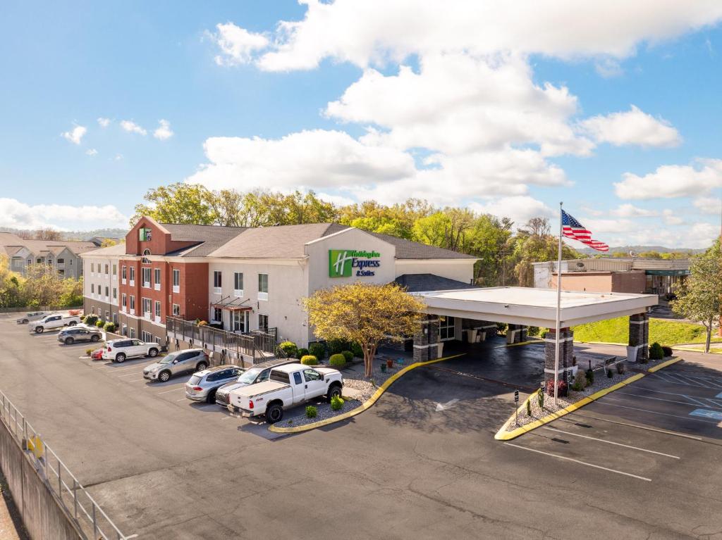 une vue aérienne sur un hôtel avec des voitures garées dans un parking dans l'établissement Holiday Inn Express & Suites Chattanooga-Hixson, an IHG Hotel, à Hixson