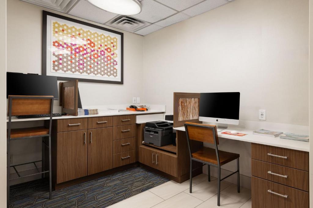an office with a desk with a computer and a monitor at Holiday Inn Express & Suites Chattanooga-Hixson by IHG in Hixson
