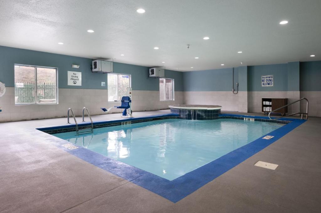 a large swimming pool in a room with at Holiday Inn Express & Suites Chattanooga-Hixson by IHG in Hixson