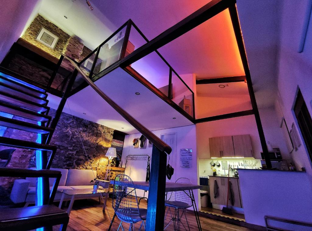 Zimmer mit einer Treppe, einem Tisch und Stühlen in der Unterkunft Loft Studio By Paradox in Panama-Stadt