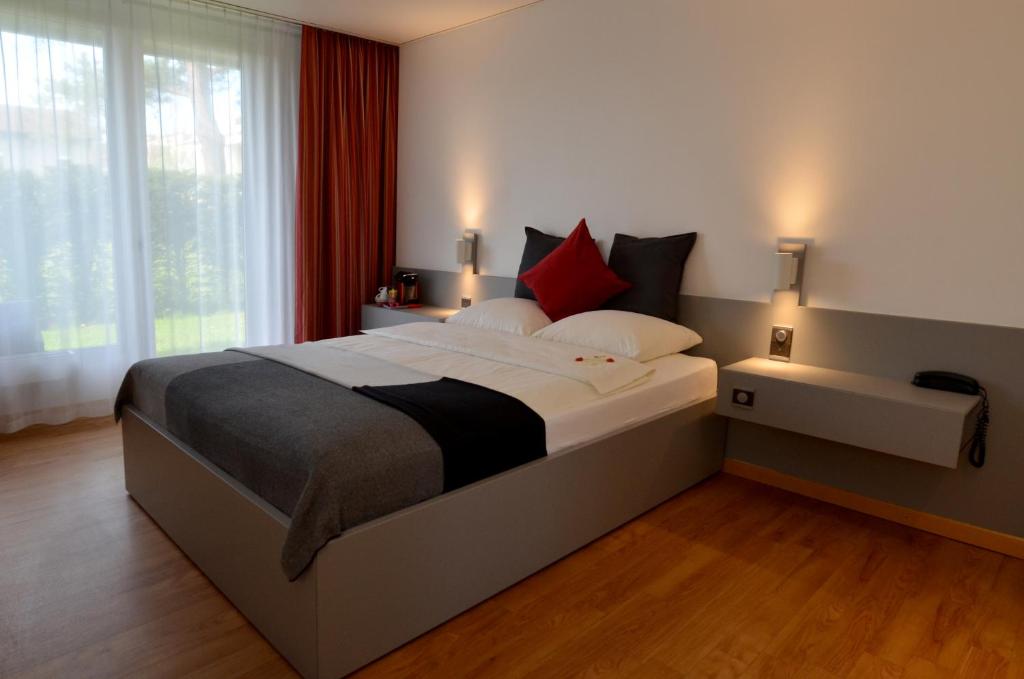 Postel nebo postele na pokoji v ubytování Hotel Egerkingen, idealer Zwischenstopp