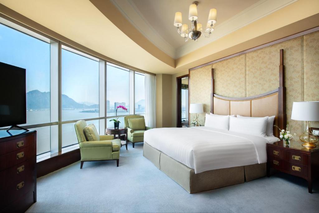 a hotel room with a bed and a television at Shangri-La Wenzhou in Wenzhou