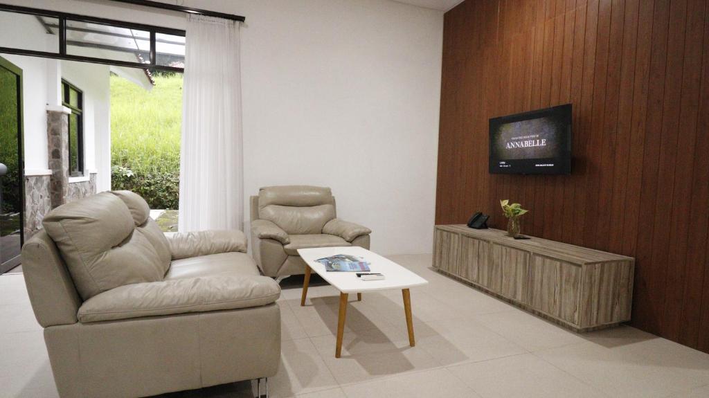 TV a/nebo společenská místnost v ubytování Jatiluhur Valley Resort