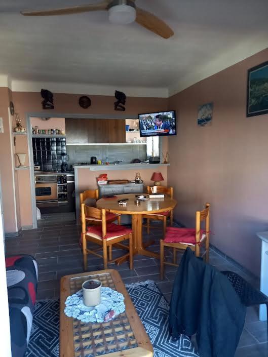 un salon avec une table et une cuisine dans l'établissement Argeles Plage, à Argelès-sur-Mer