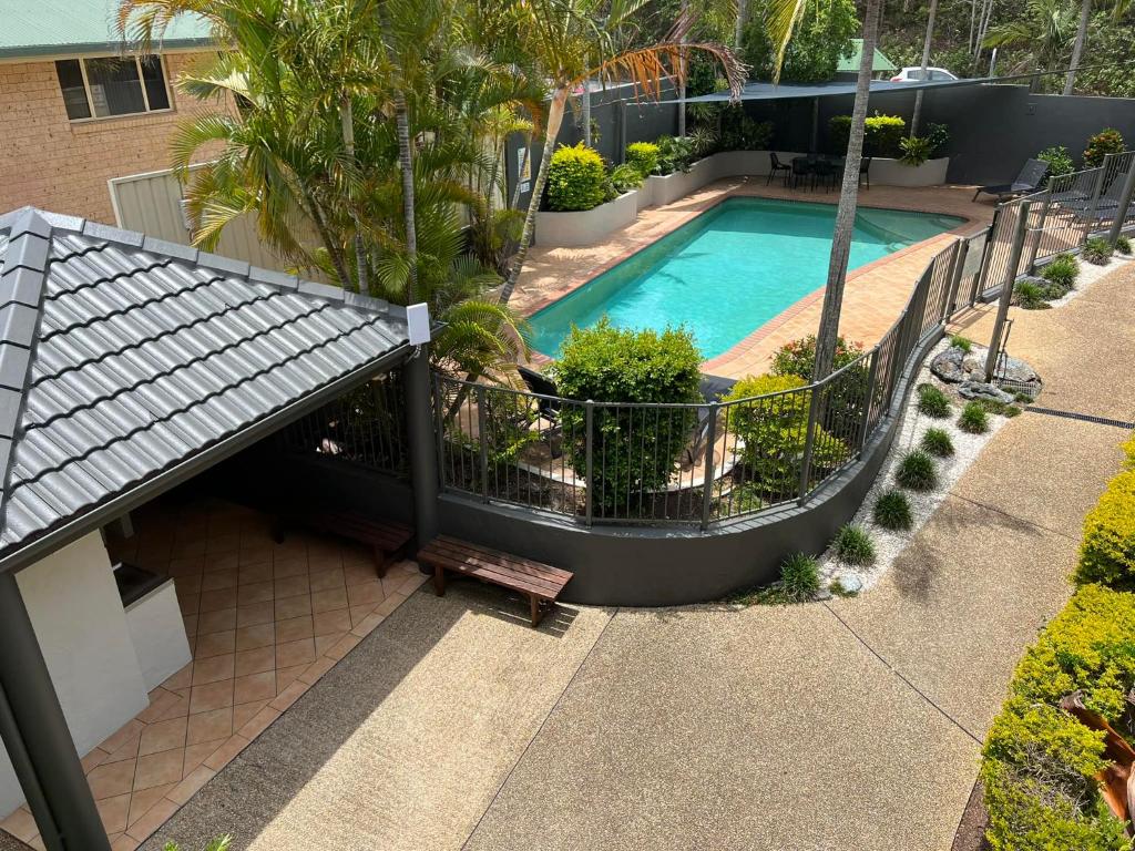 uma vista superior de uma piscina numa casa em Beaches Holiday Resort em Port Macquarie