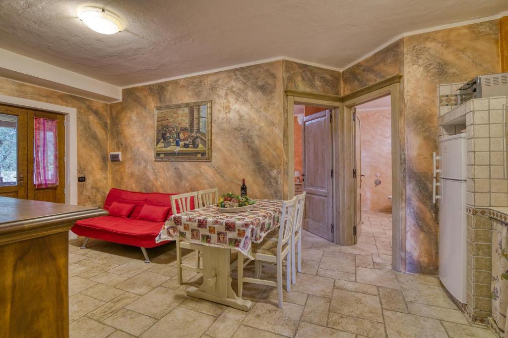 - une salle à manger avec une table et un canapé rouge dans l'établissement Tenuta Di Litiano With Pool - Happy Rentals, à Roccastrada 27 autres photos
