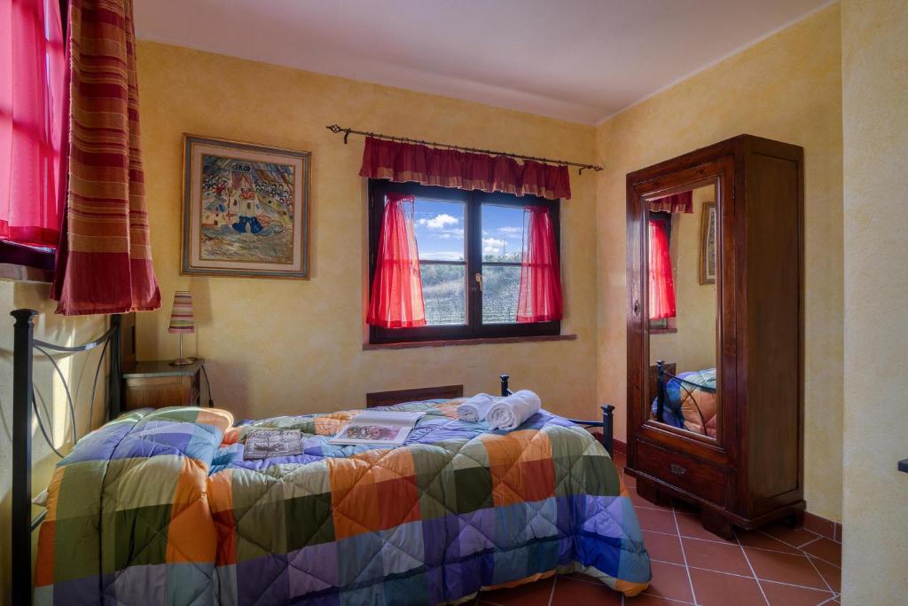 une chambre avec un lit et une fenêtre dans l'établissement Tenuta Di Litiano With Pool - Happy Rentals, à Roccastrada