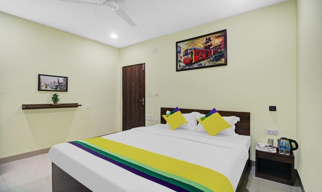 1 dormitorio con 1 cama grande con una manta colorida en Hotel Park Central, en Calcuta