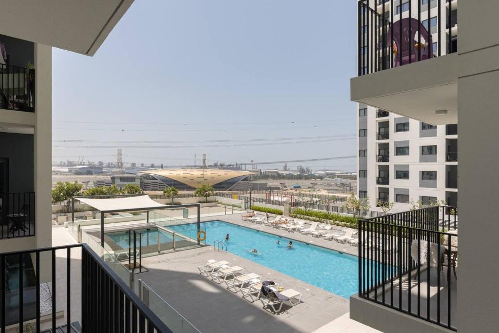 - Vistas a la piscina desde un edificio en Comfortable 2bd Apartment Next To Metro & Mall, en Dubái