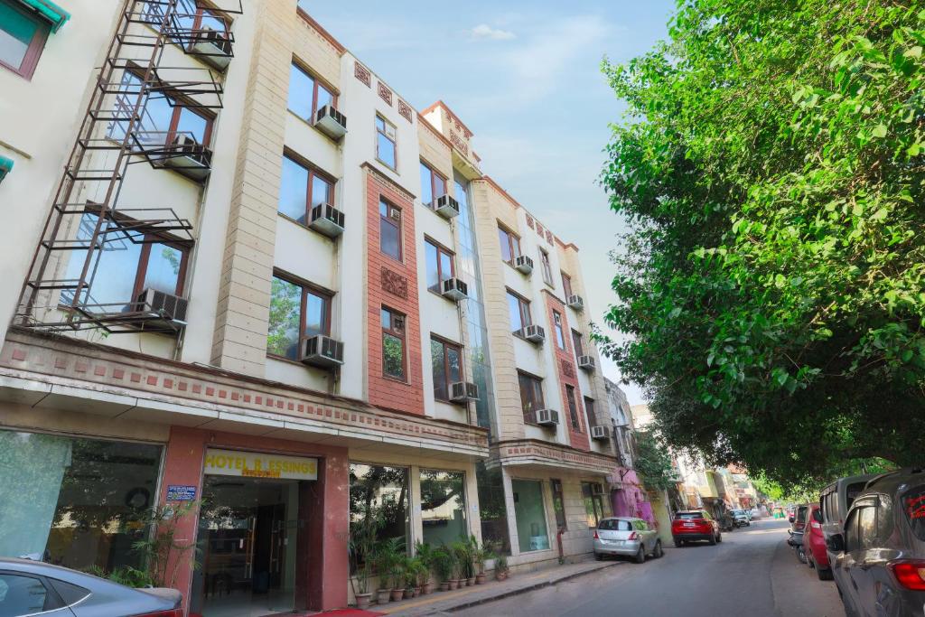 budynek na ulicy z samochodami zaparkowanymi na ulicy w obiekcie Hotel Blessings On road Near New Delhi Railway Station w Nowym Delhi
