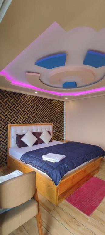 - un lit dans une chambre dotée d'un plafond rose dans l'établissement Paradise Point Hotel & Restro, à Darjeeling