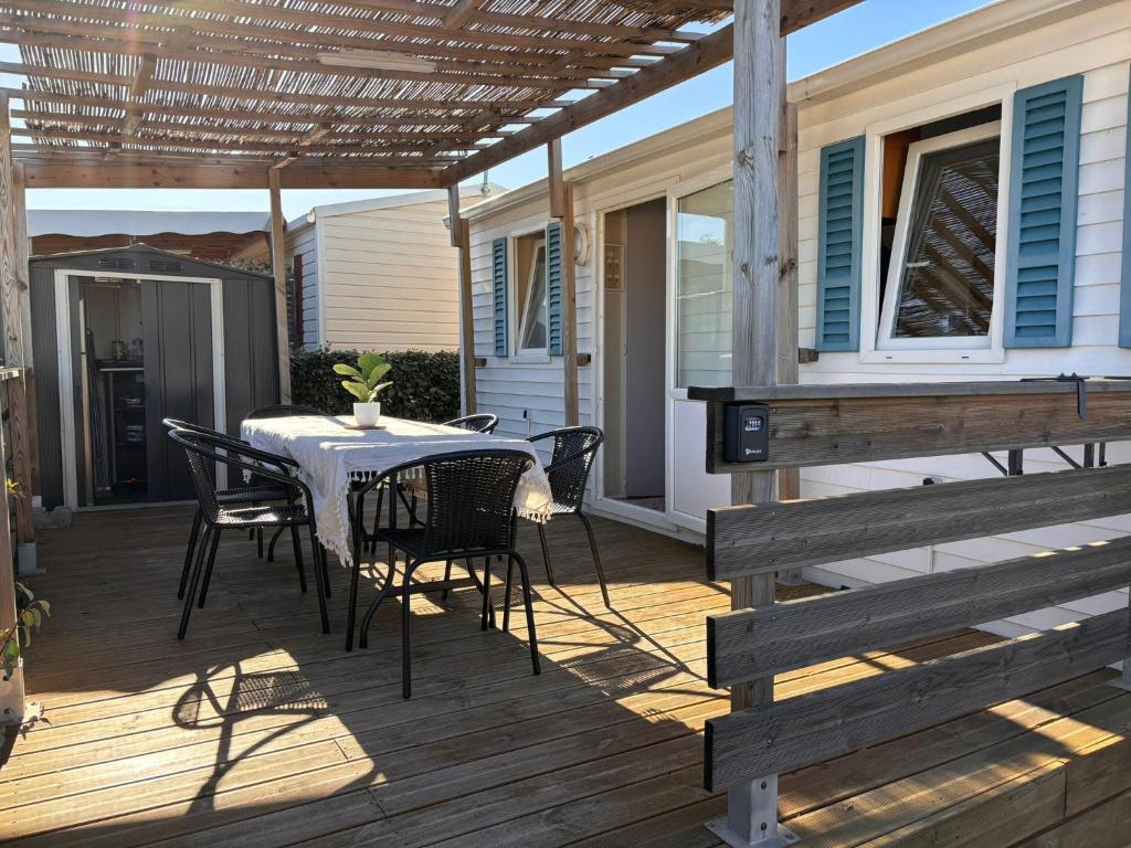 un patio avec une table et des chaises sur une terrasse dans l'établissement Camping Europcamping, à Fréjus