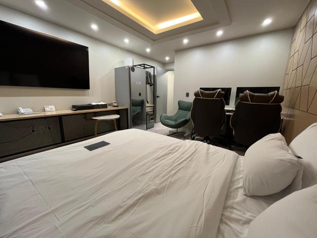 Postel nebo postele na pokoji v ubytování Carlton Hotel Bupyeong