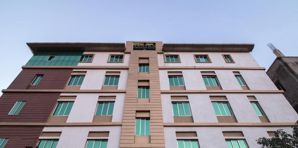 um edifício alto com muitas janelas em TANTRA BOUTIQUE HOTEL em Imphal