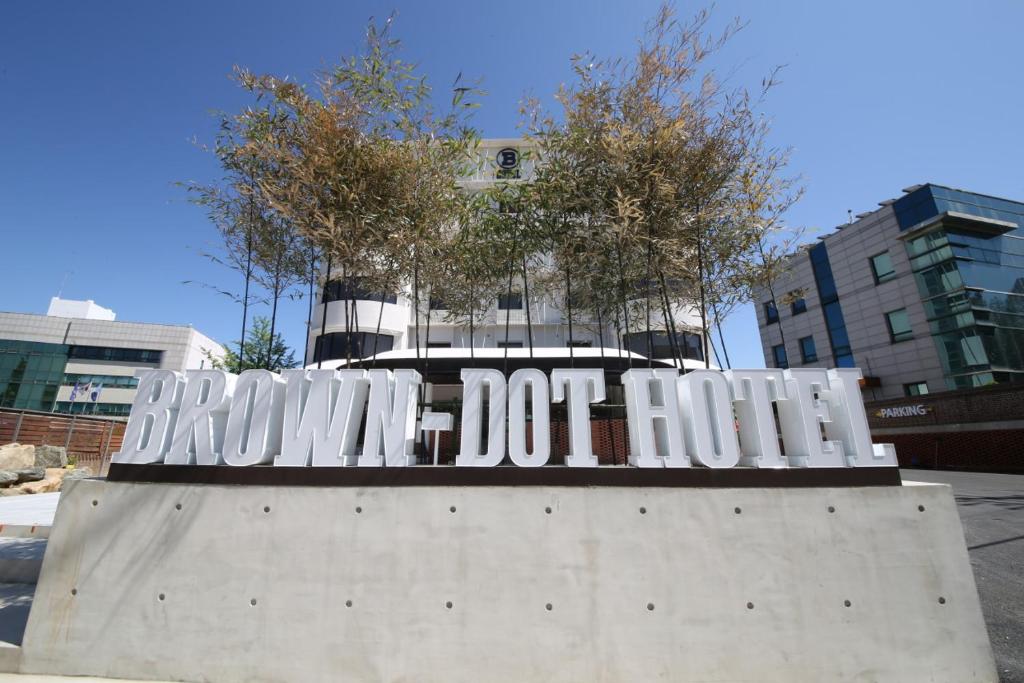 een bord bovenop een oprit in een stad bij Brown-Dot Hotel Damyang in Damyang