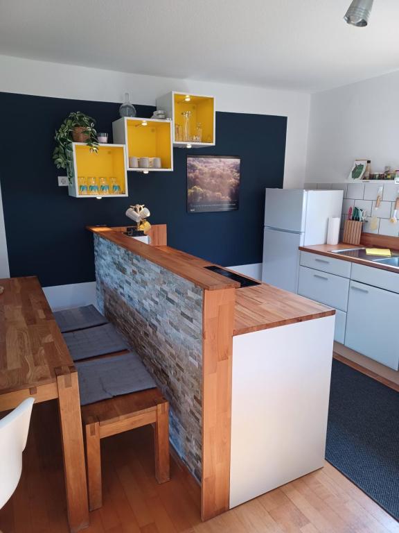 a kitchen with a stone counter and a table at Ferienwohnung am Sendberg in Frielendorf