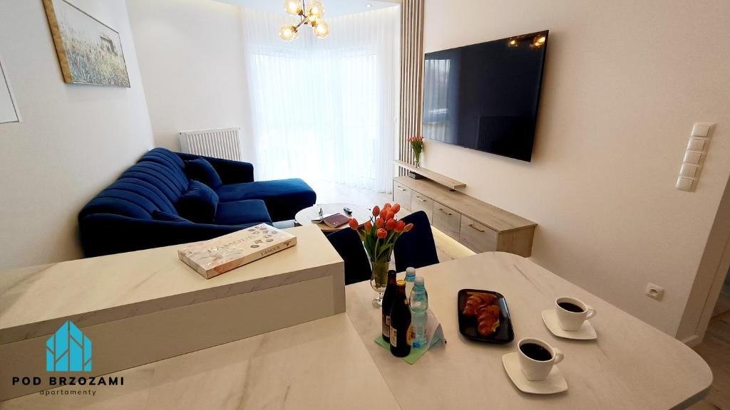 Televízia a/alebo spoločenská miestnosť v ubytovaní Pod Brzozami Apartamenty Let's Sea Gąski