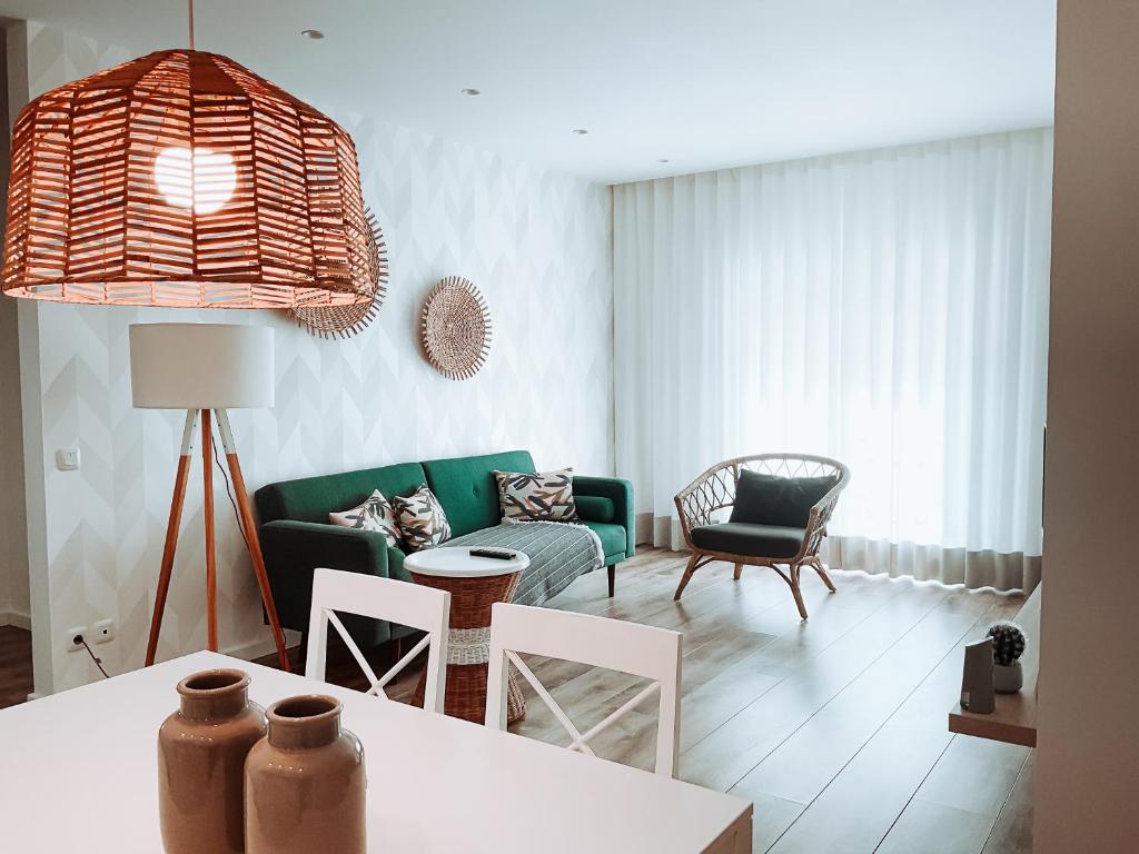 - un salon avec un canapé vert et des chaises dans l'établissement Condominio Serra Dani, à Nazaré
