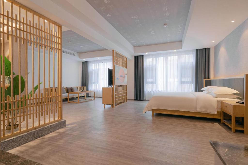 Rivulet Mountain Hotel - Zhangjiajie Forest Park Scenic Area tesisinde bir odada yatak veya yataklar