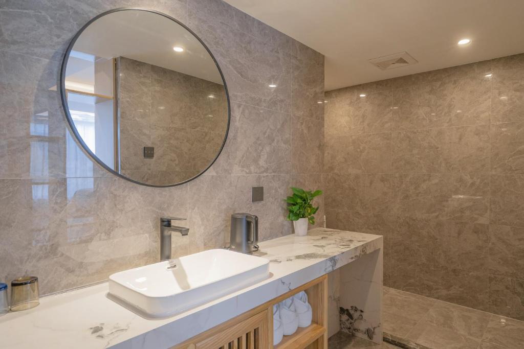 Rivulet Mountain Hotel - Zhangjiajie Forest Park Scenic Area tesisinde bir banyo