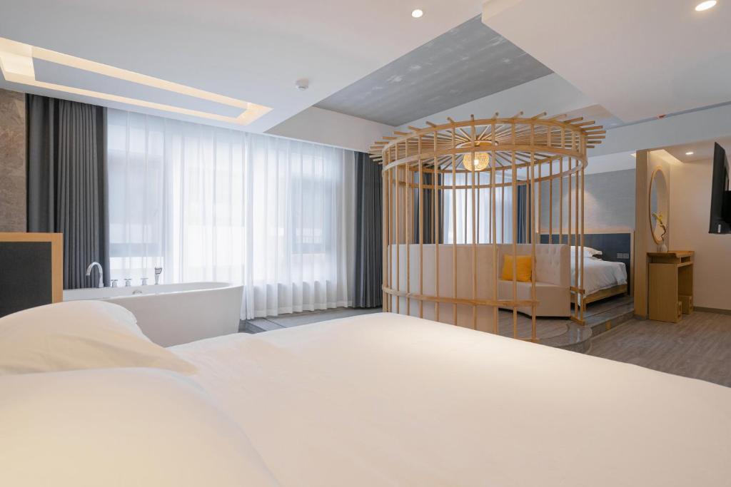 Rivulet Mountain Hotel - Zhangjiajie Forest Park Scenic Area tesisinde bir odada yatak veya yataklar