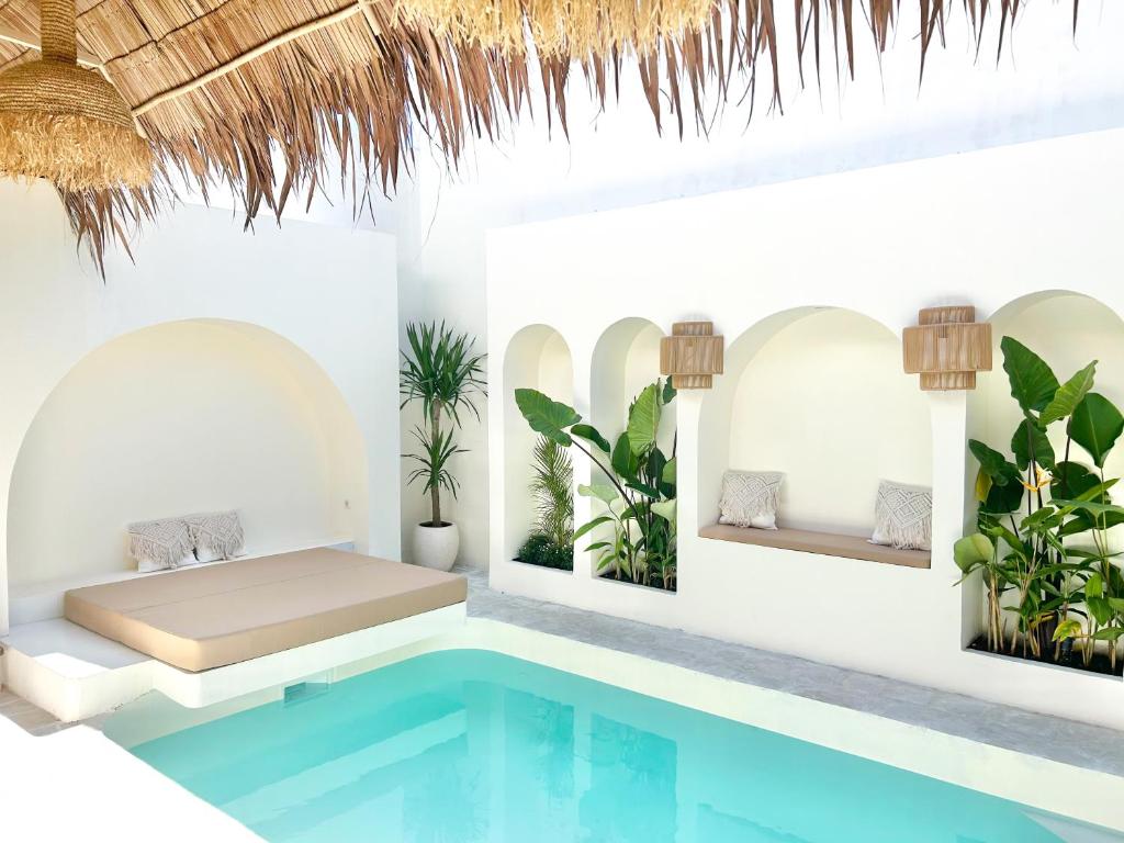 JetisにあるTujuan Jogja Villas With Private Poolのベッドルーム1室(ベッド1台付)、スイミングプールが備わります。