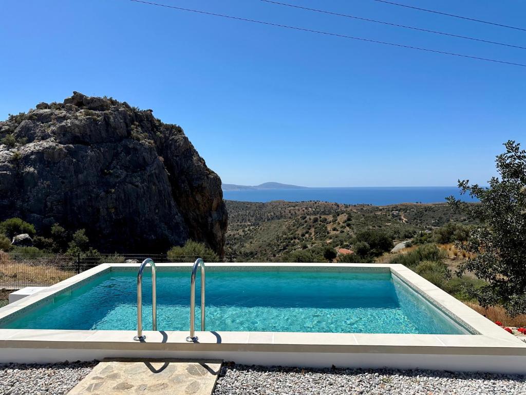una piscina con vistas a la montaña en Vrachos Luxury Home 3, private pool! en Agia Galini