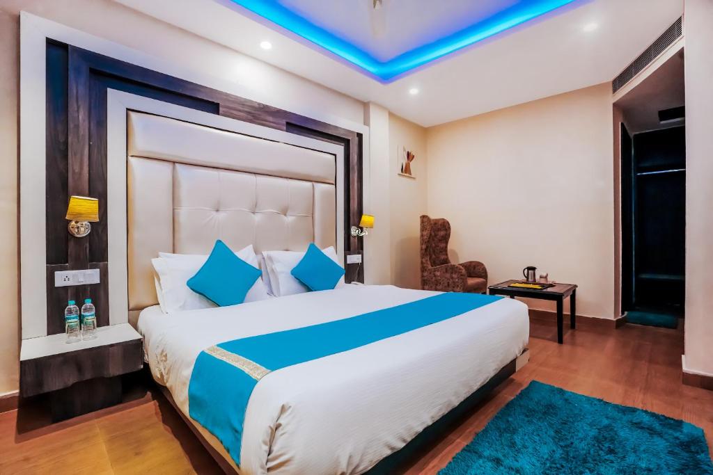 1 dormitorio con 1 cama grande en una habitación en Green Valley Resort Mashobra By AN Hotels en Shimla