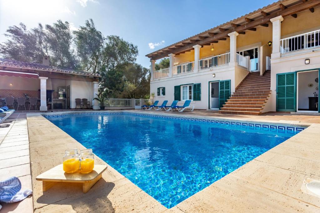 uma villa com uma piscina e uma casa em Finca Es Recer - ETV/1.751 em Santanyí