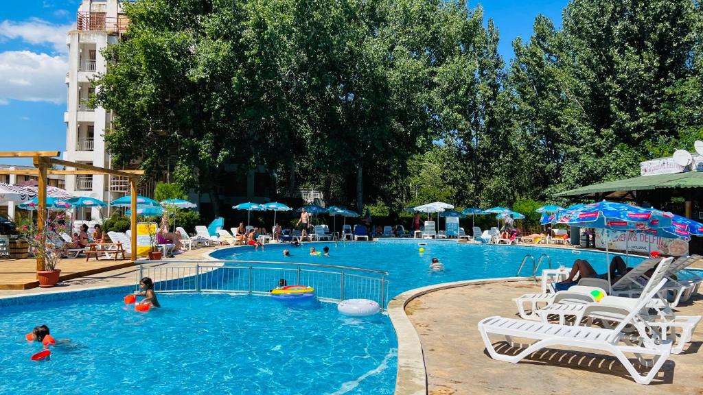 Bazén v ubytování Hotel Delfin - All Inclusive nebo v jeho okolí