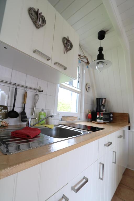 Kuchyň nebo kuchyňský kout v ubytování Ferienhaus nähe Warnemünde