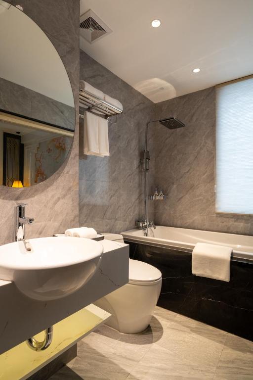 Koupelna v ubytování Luxe Paradise Premium Hotel Pham Hong Thai