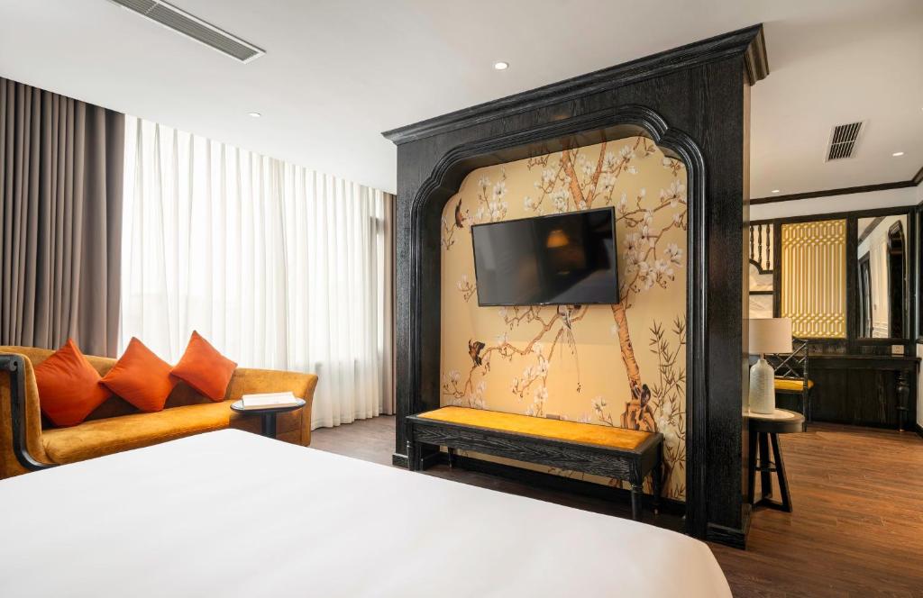 Postel nebo postele na pokoji v ubytování Luxe Paradise Premium Hotel Pham Hong Thai